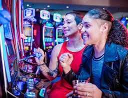 Sảnh casino trực tuyến tại okking72 với dealer chuyên nghiệp và giao diện hiện đại